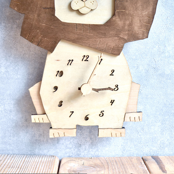 プレーンなライオンとほっこりできる時計 木製 掛け時計 4枚目の画像
