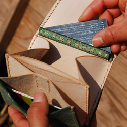 雙折錢包阿拉斯加 (阿拉斯加) 使用 可選擇皮革顏色和針腳顏色 第16張的照片