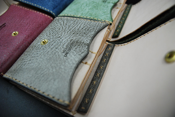 雙折錢包阿拉斯加 (阿拉斯加) 使用 可選擇皮革顏色和針腳顏色 第5張的照片