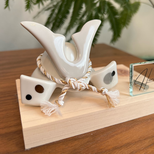 かぶと】【兜】北欧風グレージュの陶器製かぶと。ガラスの高級名