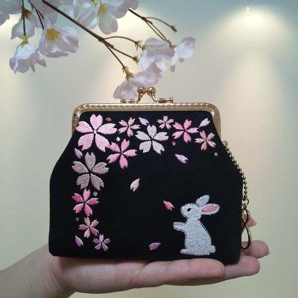 がま口✽桜❀刺繍『花明かり〜桜の花びら手に乗せて〜』春うさぎ✽二つ折りお札も入る2ポケットポーチ✽桜ハンドメイド2024 4枚目の画像