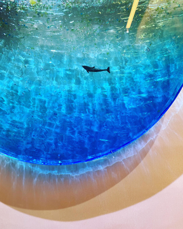 壁掛けアートパネル  ホワイトビーチ  ドルフィンと小魚達　直径40cm ヒーリングアート　 1枚目の画像