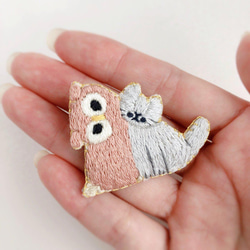 フクロウと猫の刺繍ブローチ 3枚目の画像