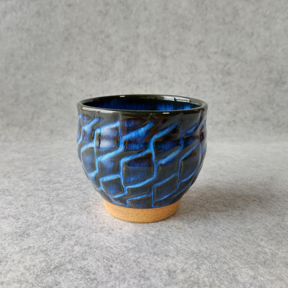 彫幾何模様1の蒼釉、コロンとしたフリーカップ 1枚目の画像
