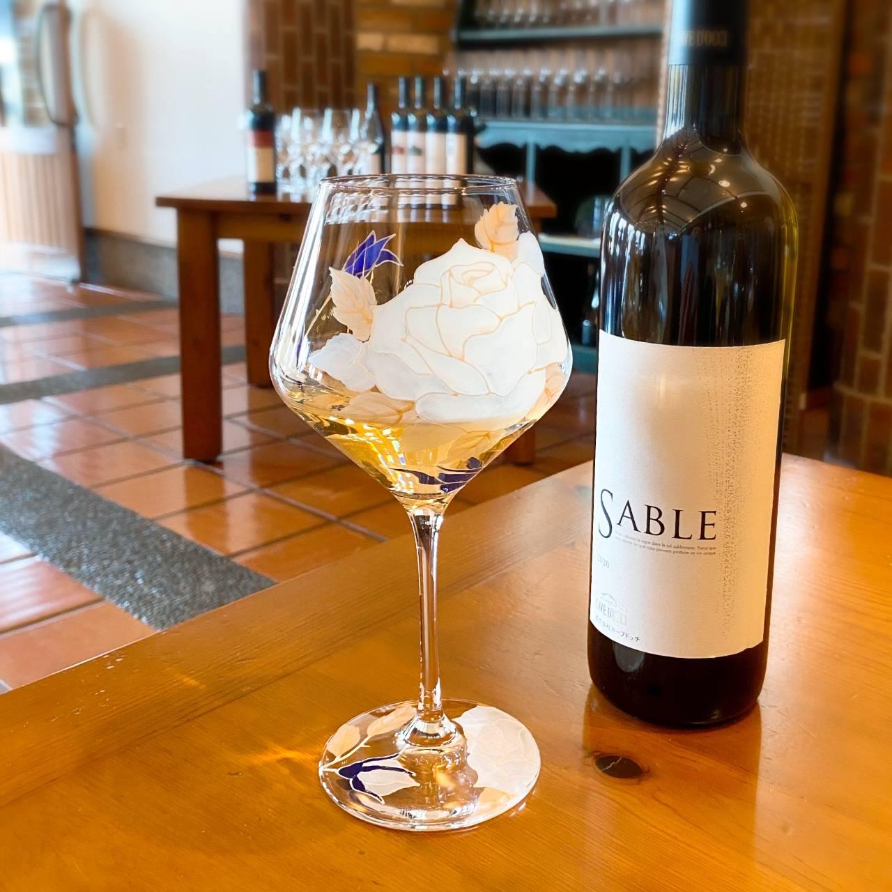 Creema限定母の日ギフト【白バラ】名入れ記念日入れホワイトローズワイングラス1つ｜誕生日プレゼント・還暦祝い