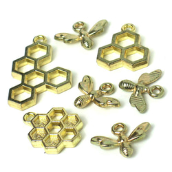 蜂の巣にミツバチ  7個　おまけ付き 虫 レジン枠 カン付きチャーム アクセサリーパーツ メタルパーツ 手芸 工作 2枚目の画像