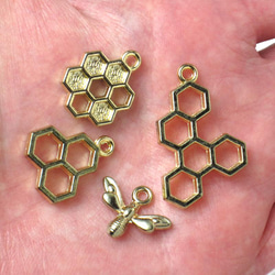 蜂の巣にミツバチ  7個　おまけ付き 虫 レジン枠 カン付きチャーム アクセサリーパーツ メタルパーツ 手芸 工作 5枚目の画像