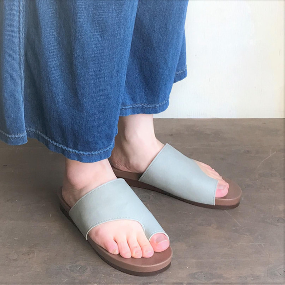 清倉大拍賣，售完為止！ ！ ！赤腳穿著感覺很棒，鞋墊柔軟，自然，輕便，成人人字拖涼鞋 第1張的照片