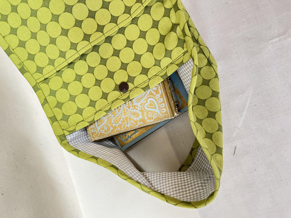 本を入れるのに便利な水玉ハンドバッグ 3枚目の画像
