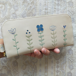 刺繍革財布『LIFE』IVORY×青（牛革）☆スリムタイプ☆ラウンドファスナー型 7枚目の画像