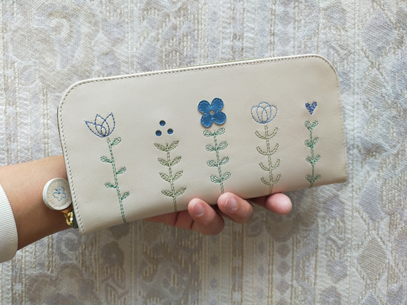 刺繍革財布『LIFE』IVORY×青（牛革）☆スリムタイプ☆ラウンドファスナー型 7枚目の画像