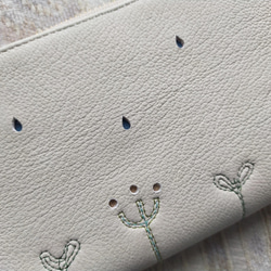 刺繍革財布『LIFE』灰白×青&紫（ソフトヤギ革）☆スリムタイプ☆ラウンドファスナー型 6枚目の画像
