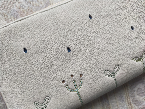 刺繍革財布『LIFE』灰白×青&紫（ソフトヤギ革）☆スリムタイプ☆ラウンドファスナー型 6枚目の画像