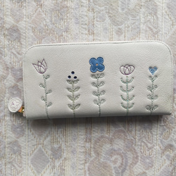 刺繍革財布『LIFE』灰白×青&紫（ソフトヤギ革）☆スリムタイプ☆ラウンドファスナー型 5枚目の画像