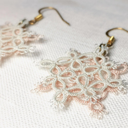 《tatting》絹糸レース×伝統色　襲の色目『薄花桜』　ふた色かさねピアス/イヤリング 5枚目の画像