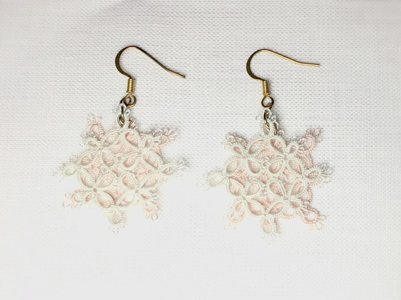 《tatting》絹糸レース×伝統色　襲の色目『薄花桜』　ふた色かさねピアス/イヤリング 6枚目の画像