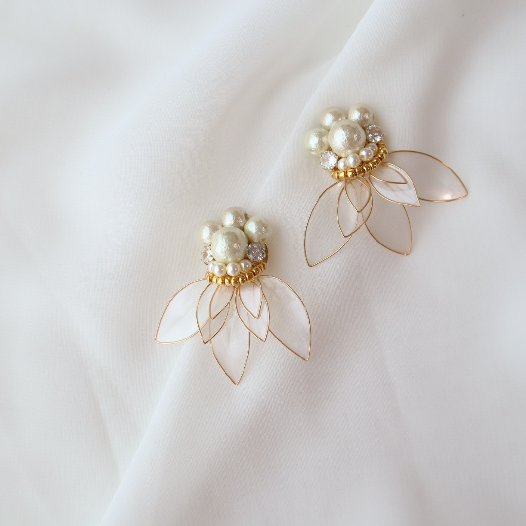 Flower petals bouquet ピアス
