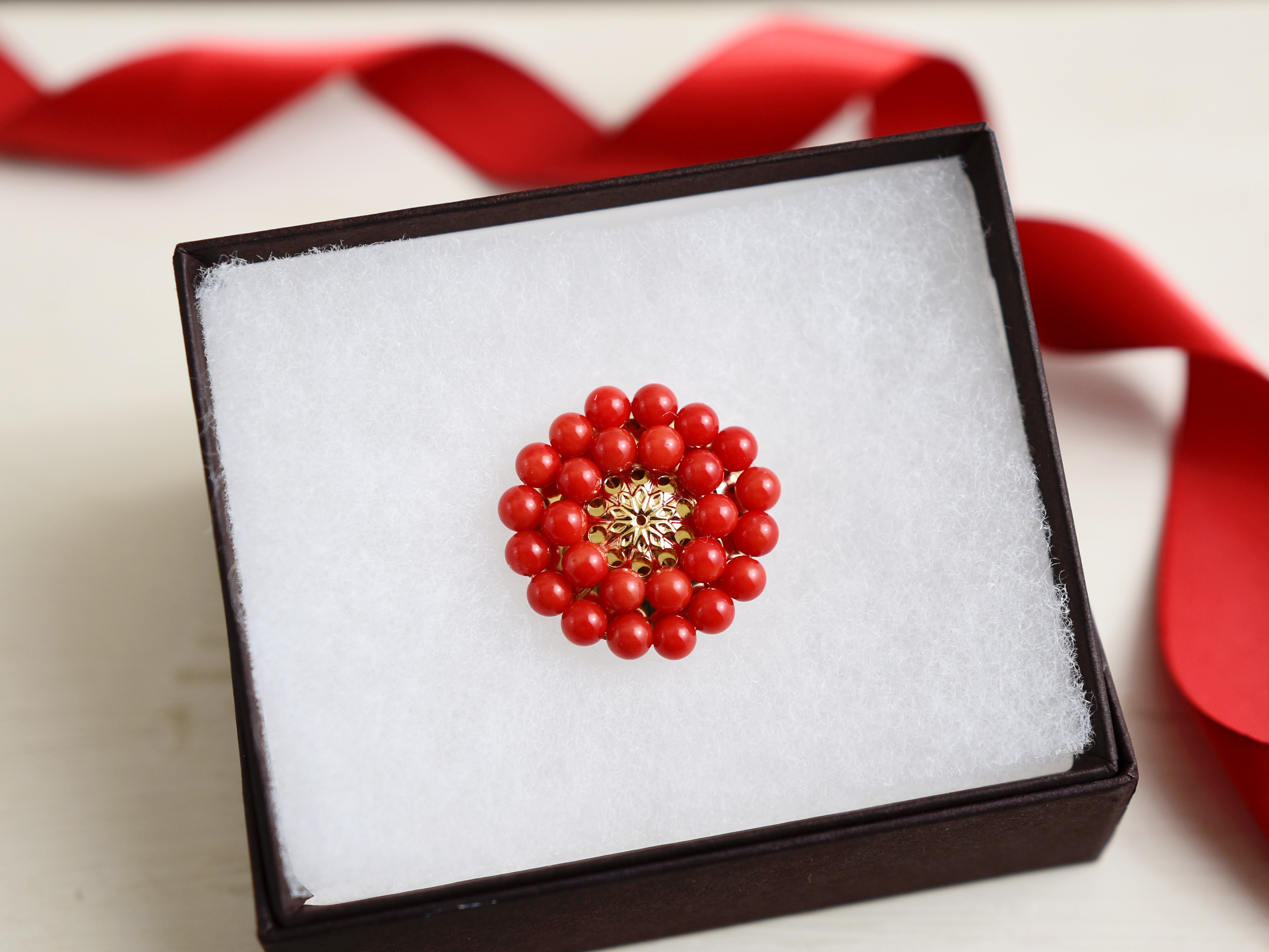 珊瑚　アンティークブローチ Amazon.co.jp: 赤珊瑚 本珊瑚 ヴィンテージ ブローチ 天然 3粒