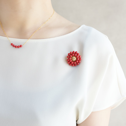 ブローチ ・大 】赤珊瑚 アンティークレトロなお花 ／赤 還暦祝いや母