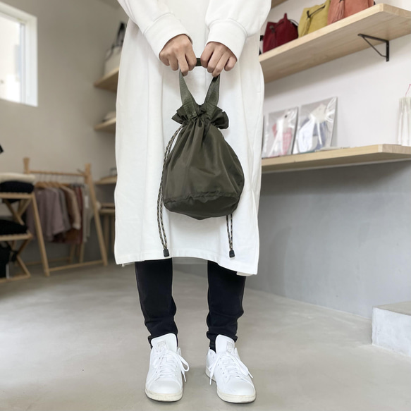 リサイクルポリエステルとパラコードのドローストリングバッグ【カーキ