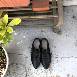 特色 &lt;也可用作 Babouche&gt; 黑色皮鞋，易於穿著，搭配橡膠鞋跟，看起來很漂亮。 第6張的照片