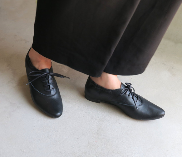 特色 &lt;也可用作 Babouche&gt; 黑色皮鞋，易於穿著，搭配橡膠鞋跟，看起來很漂亮。 第11張的照片