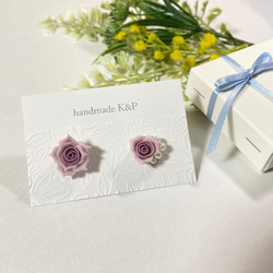 ふじ色 薔薇のアシンメトリー ピアス イヤリング handmadek&p 1枚目の画像