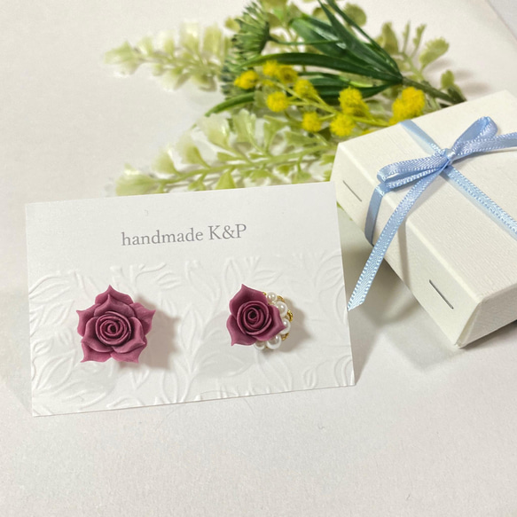 薔薇のアシンメトリーピアス・イヤリング　ボルドー　handmadek＆p 1枚目の画像