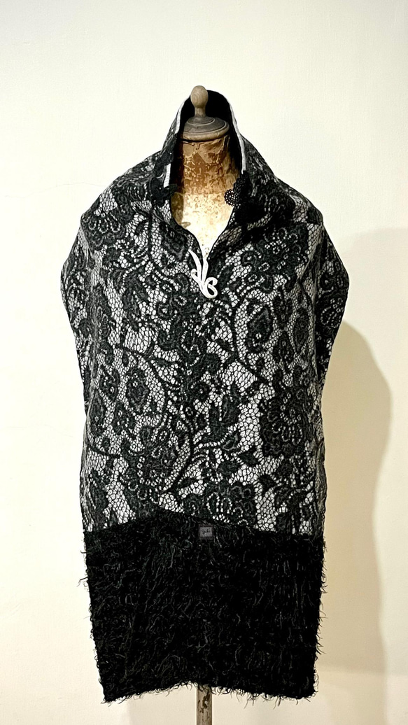 スカーフNo.310*羊毛蕾絲*設計師手作歐式宮廷風灰底黑色蕾絲編織感羊毛圍巾 披肩 第4張的照片