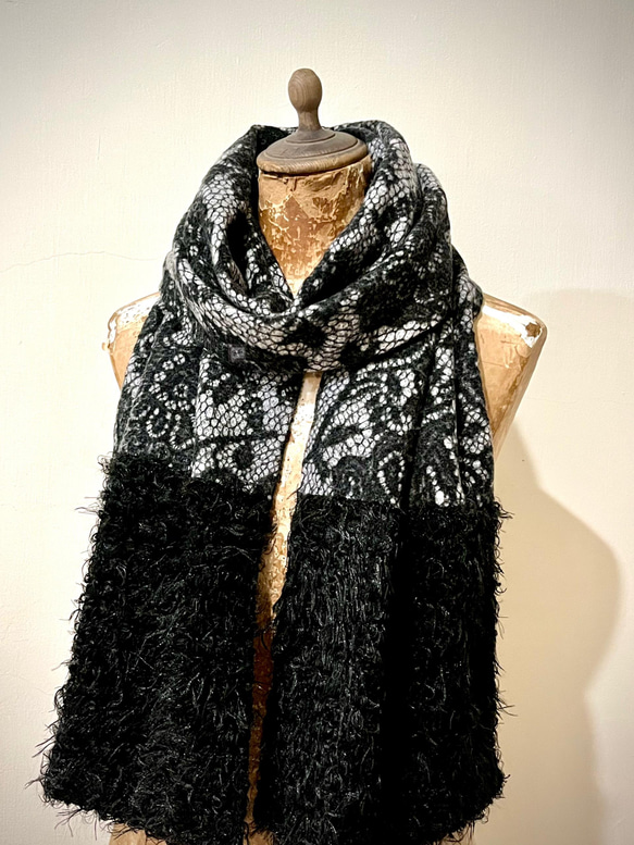 スカーフNo.310*羊毛蕾絲*設計師手作歐式宮廷風灰底黑色蕾絲編織感羊毛圍巾 披肩 第1張的照片