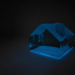 ガラスの家　置物　蓄光ブルー　クリア 3枚目の画像