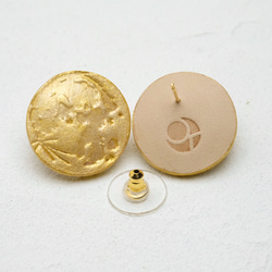 満月ピアス/イヤリング レザー製　ゴールドパール　金属アレルギー対応金具 1枚目の画像