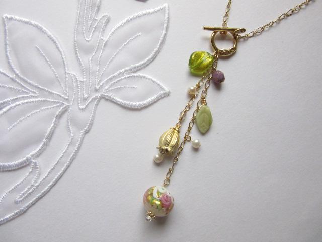 ベネチアンビーズとベルフラワーのネックレス