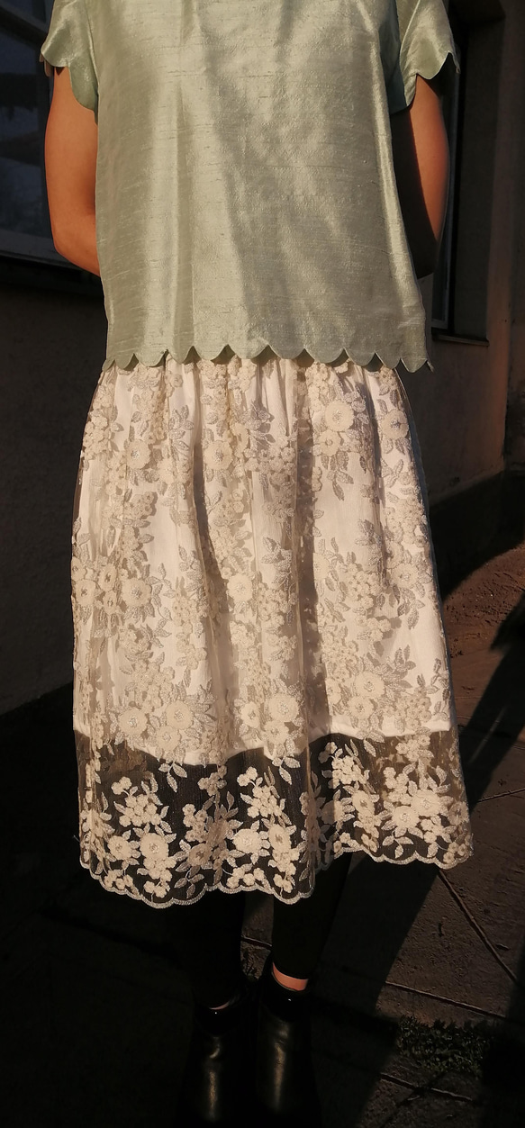 象牙色花模様デザインのエレガントなスカート 2枚目の画像