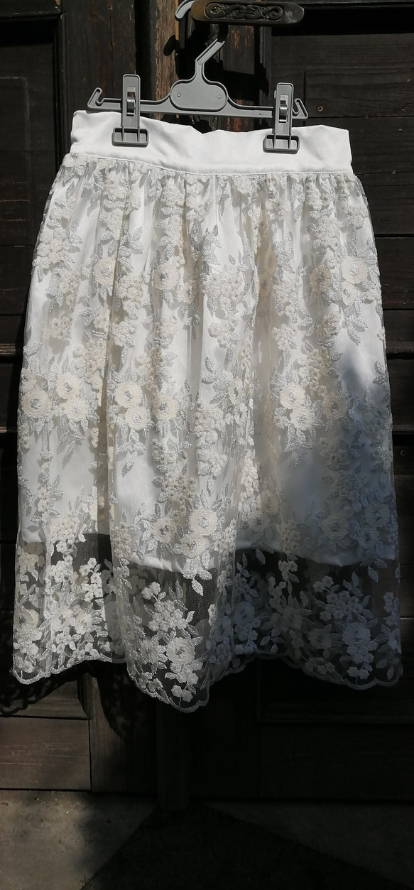 象牙色花模様デザインのエレガントなスカート 4枚目の画像