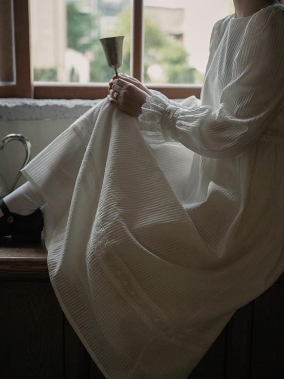 治癒系白色 棉質竪條提花少女洋裝 法式花邊袖高腰連身裙 含裡布 第4張的照片