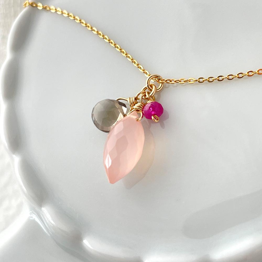 桜ピンクの花束 ✧ ピンクカルセドニーと小さな宝石のネックレス（14kgf） ルビー／スモーキークォーツ