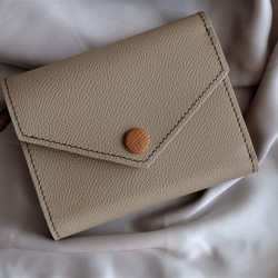 高級革使用　手縫い　三つ折り財布　ライトグレーxゴールド　コンパクト　ミニウォレット　財布　エプソン革　小物入れ 7枚目の画像