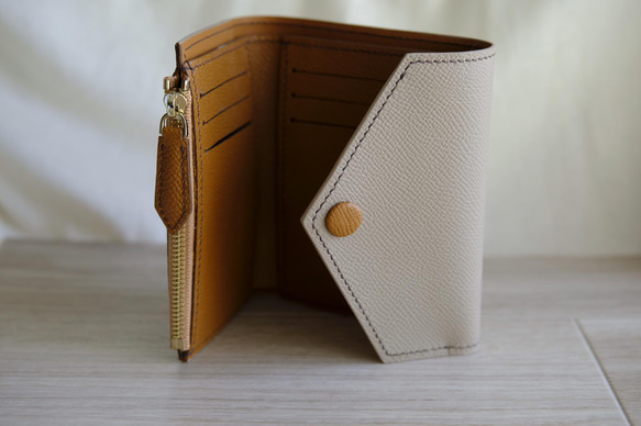 高級革使用　手縫い　三つ折り財布　ライトグレーxゴールド　コンパクト　ミニウォレット　財布　エプソン革　小物入れ 2枚目の画像