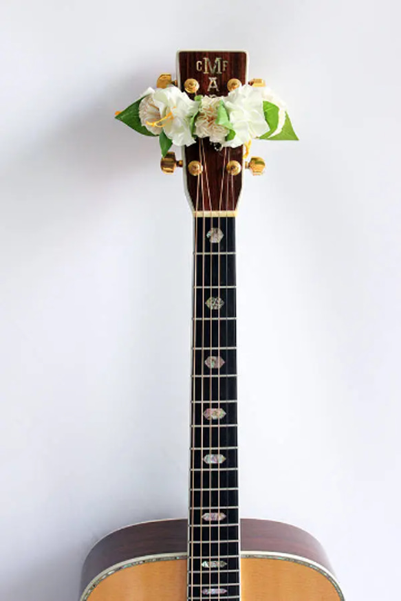 ギターリボンレイ 白ハイビスカス 楽器ストラップ ギターアクセサリー 母の日ギフト アロハ ハワイアンクラフト 演奏会 2枚目の画像