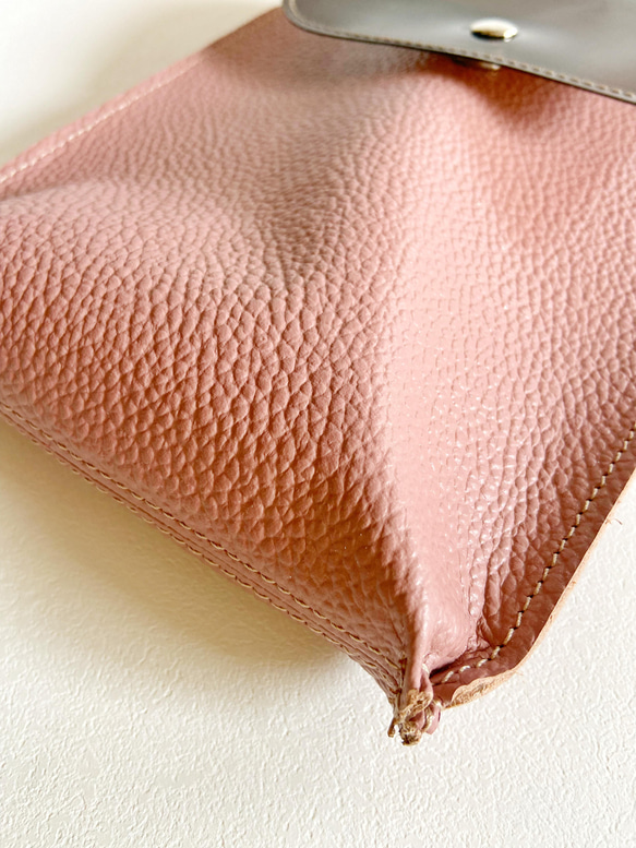 ゆったりサイズ スマホ フラップバッグ ポシェット 姫路革 くすみ ピンク × PVC ビニール 6枚目の画像