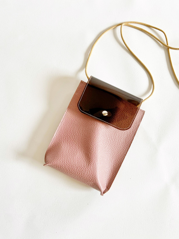 ゆったりサイズ スマホ フラップバッグ ポシェット 姫路革 くすみ ピンク × PVC ビニール 8枚目の画像