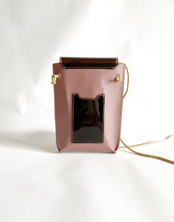 ゆったりサイズ スマホ フラップバッグ ポシェット 姫路革 くすみ ピンク × PVC ビニール 4枚目の画像