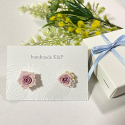 薔薇のアシンメトリーピアス・イヤリング　ライラック　handmadek＆p 1枚目の画像