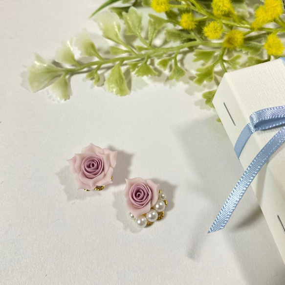 薔薇のアシンメトリーピアス・イヤリング　ライラック　handmadek＆p 2枚目の画像