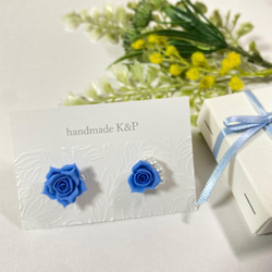 薔薇のアシンメトリーピアス・イヤリング　コバルト　handmadek＆p 1枚目の画像