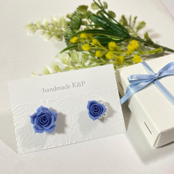 薔薇のアシンメトリーピアス・イヤリング　群青　handmade k＆p 1枚目の画像