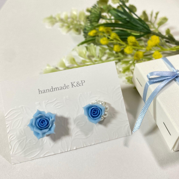 薔薇のアシンメトリーピアス・イヤリング　スカイ　handmadek＆p 1枚目の画像