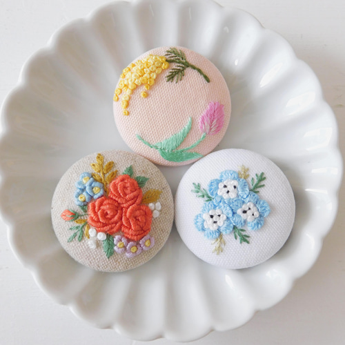 薔薇の花束 刺繍ブローチ 【受注製作】 ブローチ 手刺繍小物 薔薇の花束 刺繍ブローチ 【受注製作】 ブローチ 手刺繍小物