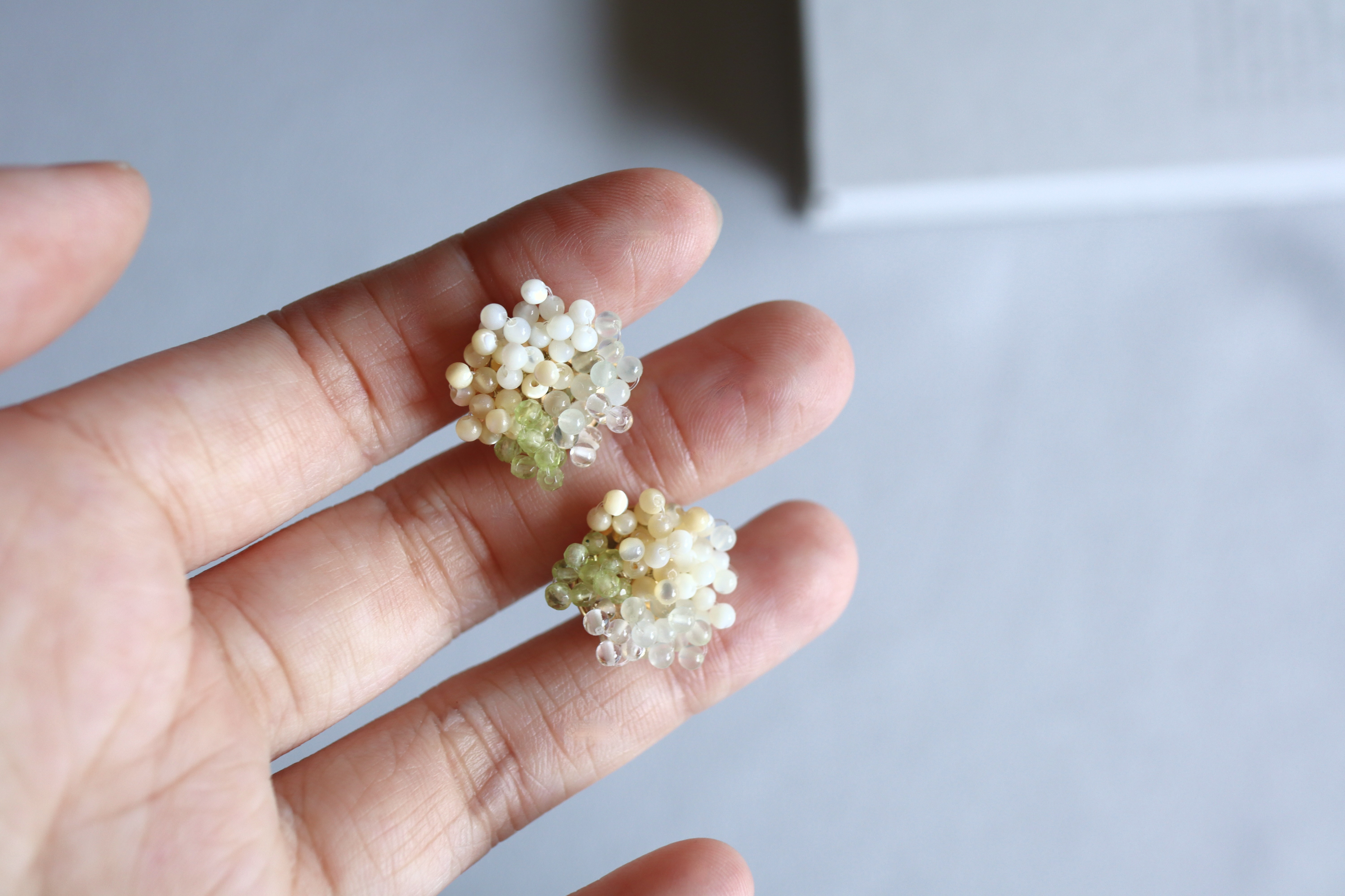 【幸せのクローバー】garden　天然石マザーオブパール・ペリドット・プレナイトの耳飾り